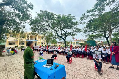 Liên đội trường THCS xã Bình Minh truyền thông ATGT, bạo lực học đường