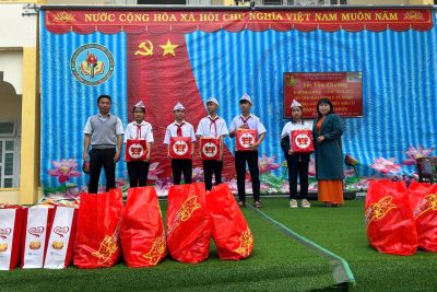 “Tết yêu thương”-Chi bộ trường THCS xã Bình Minh trao quà cho học sinh nghèo vượt khó năm học 2023-2024